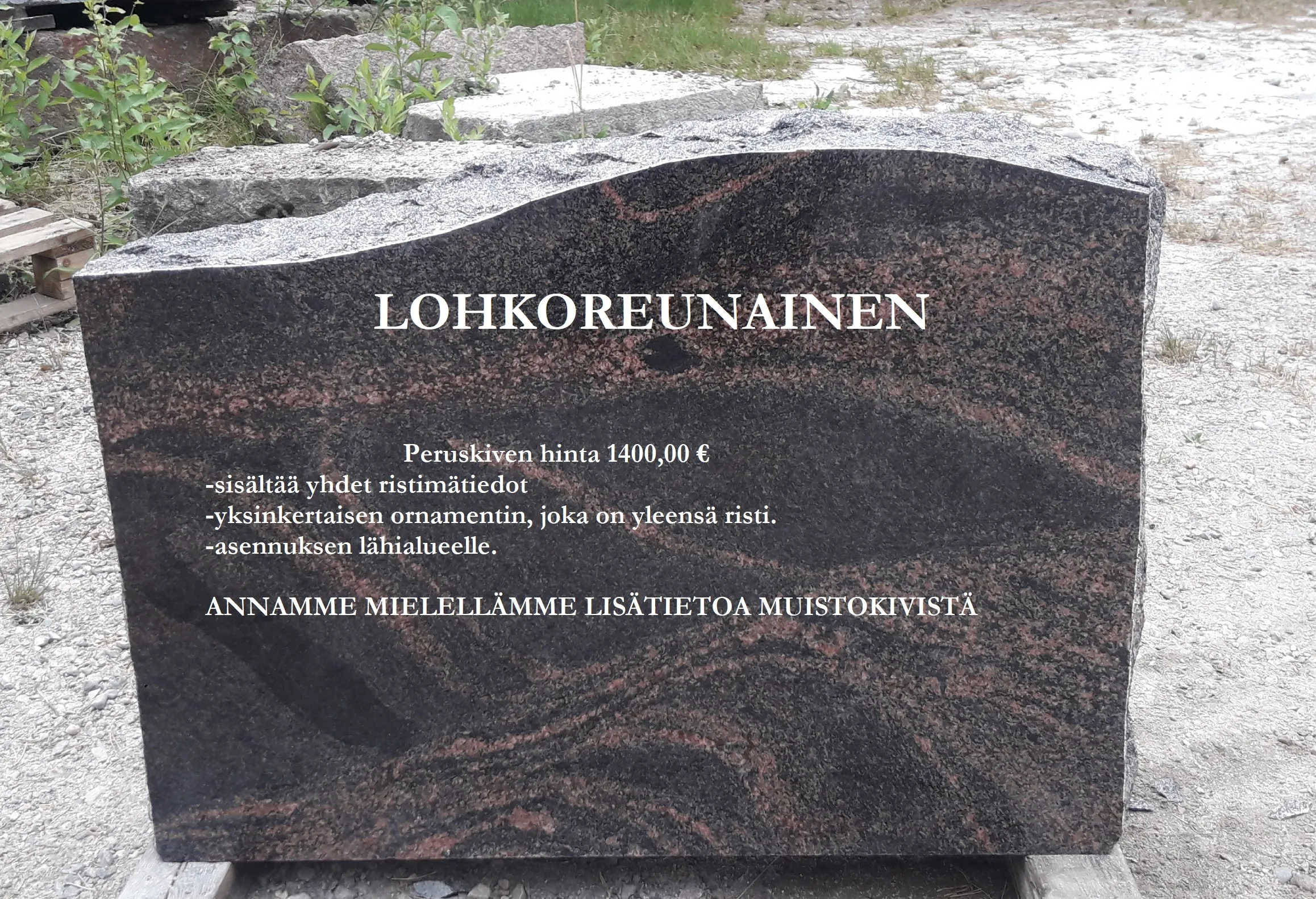 Tummanpunaruskea, kaarevalla yläreunalla varustettu graniittikivi, jossa on valkoista tekstiä. Teksti ilmoittaa kiven hinnan ja sisältää tietoa kaiverruksista ja asennuksesta. Kivi seisoo ulkona soraisella maalla, taustalla näkyy muita kivipaasia ja vihreää kasvillisuutta.